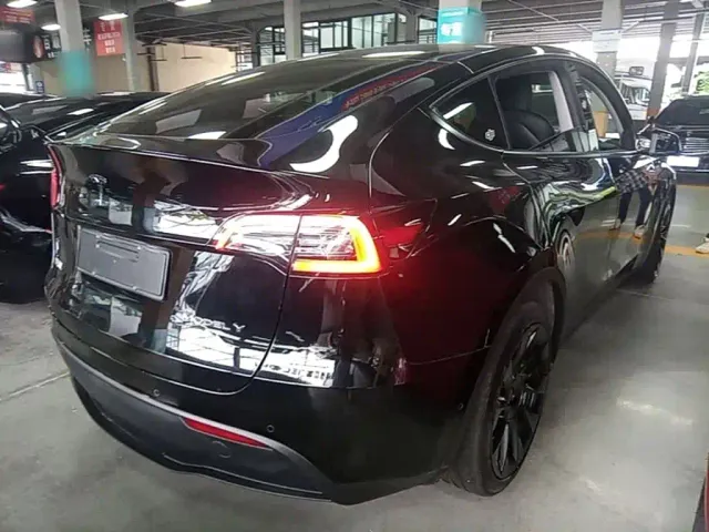 Tesla Model Y — Фото автомобиля 6