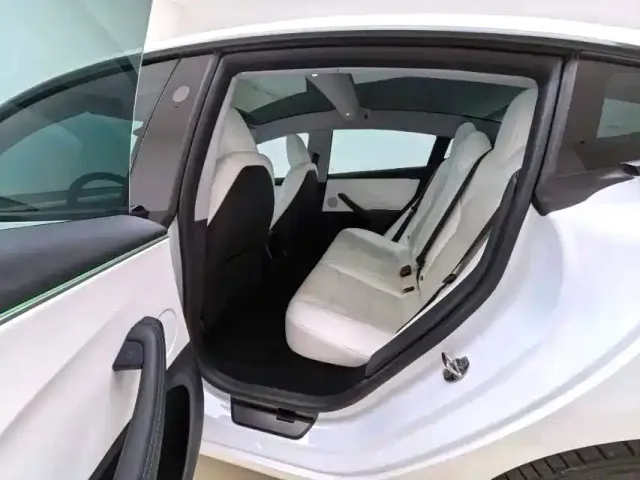 Tesla Model 3 — Фото автомобиля 7