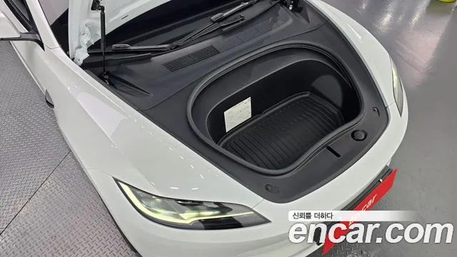 Tesla Model 3 — Фото автомобиля 9