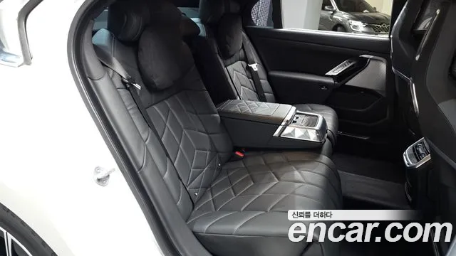BMW 7 Series G70 — Фото автомобиля 11