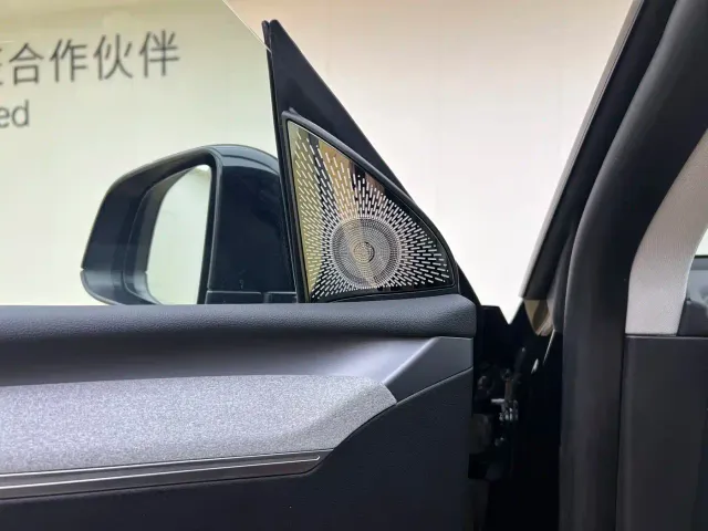 Tesla Model Y — Фото автомобиля 17