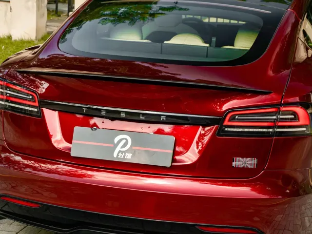 Tesla Model S — Фото автомобиля 9