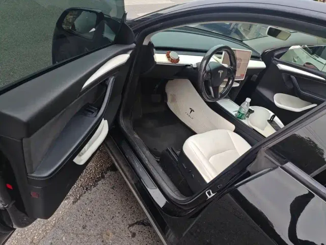 Tesla Model Y — Фото автомобиля 12