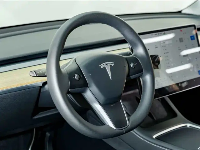 Tesla Model Y — Фото автомобиля 11