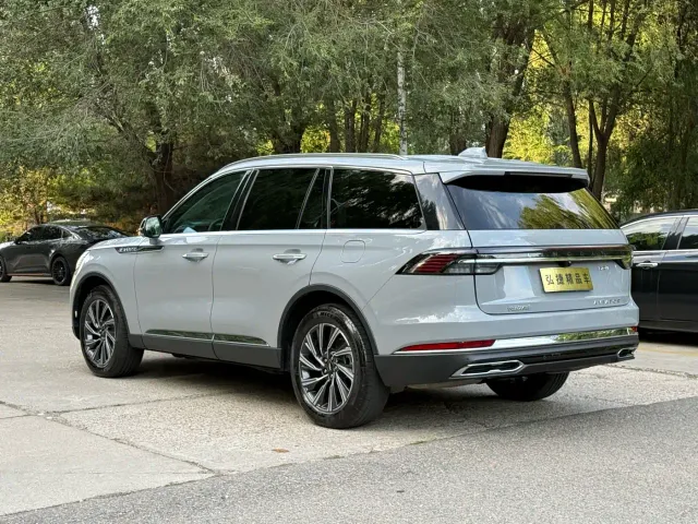 Lincoln Aviator — Фото автомобиля 5