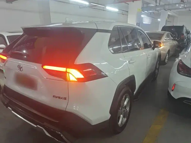 Toyota RAV4 — Фото автомобиля 6