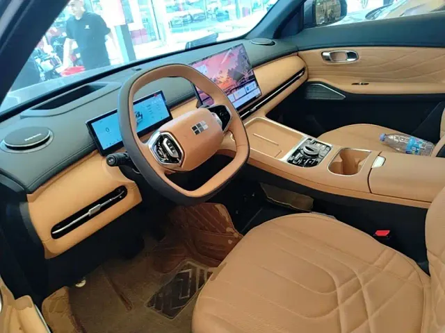 Geely Galaxy Starship 7 EM-i — Фото автомобиля 14