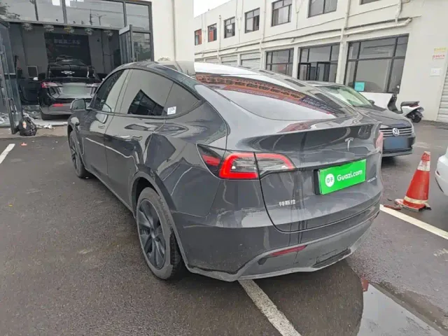 Tesla Model Y — Фото автомобиля 4
