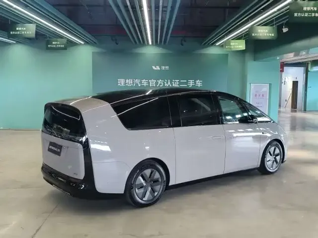 Li Auto MEGA — Фото автомобиля 6