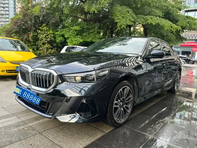 Фотография автомобиля — BMW 5 Series