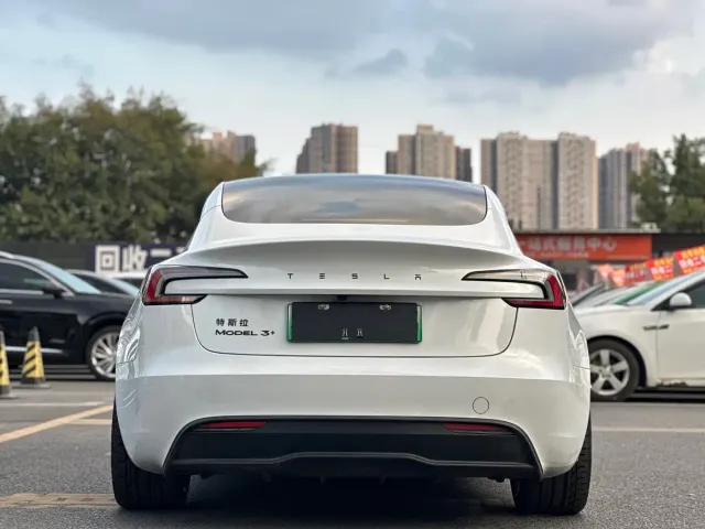 Tesla Model 3 — Фото автомобиля 15