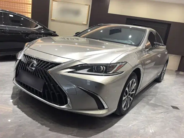 Фотография автомобиля — Lexus ES