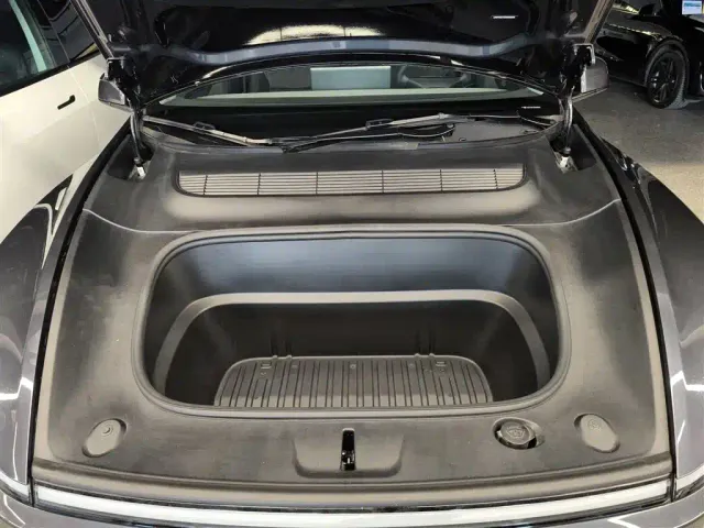 Tesla Model Y — Фото автомобиля 15