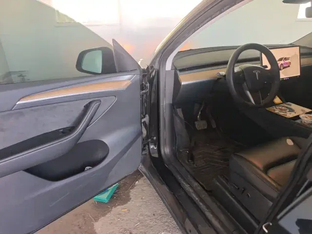 Tesla Model Y — Фото автомобиля 15