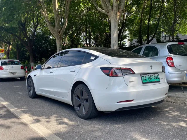 Tesla Model 3 — Фото автомобиля 4