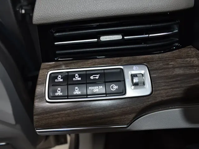 Roewe iMAX8 — Фото автомобиля 13