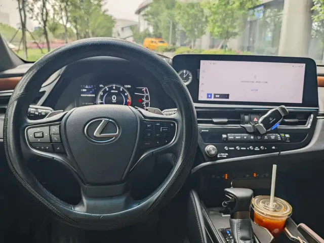 Lexus ES — Фото автомобиля 13
