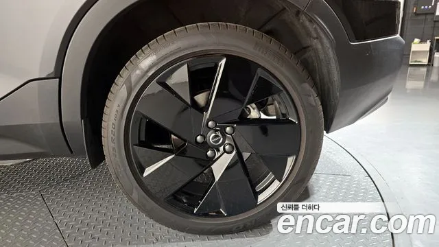 Вольво XC40 B4 Black Edition — Фото автомобиля 19