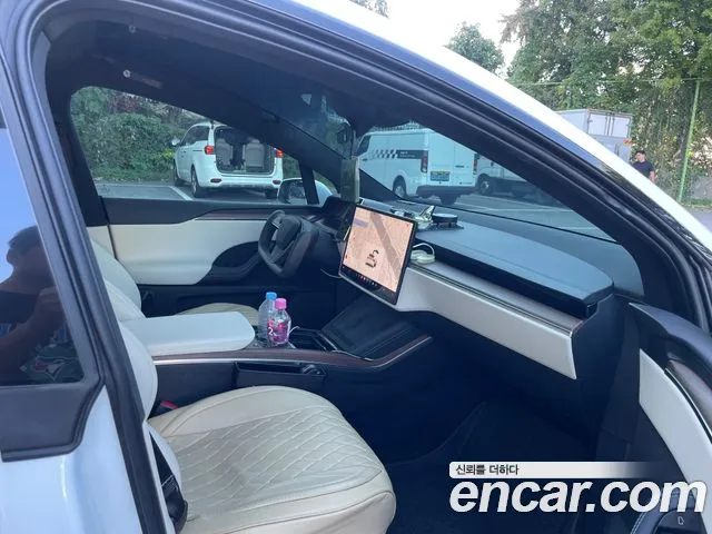 Tesla Model X — Фото автомобиля 9