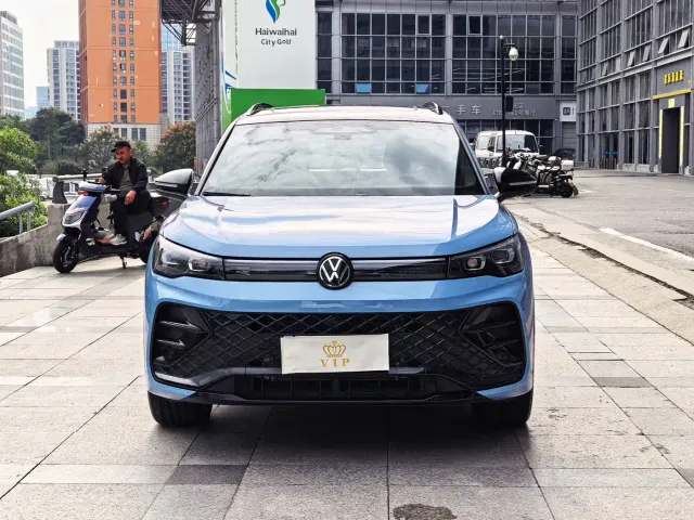 Volkswagen Tiguan L — Фото автомобиля 2