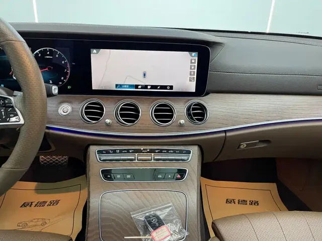 Mercedes-Benz E-Class — Фото автомобиля 23