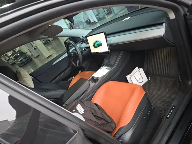 Tesla Model Y — Фото автомобиля 24