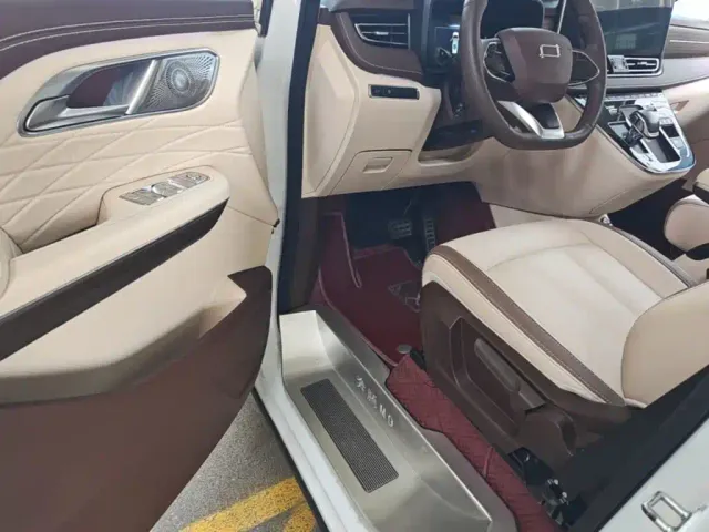Bestune Besturn M9 — Фото автомобиля 14