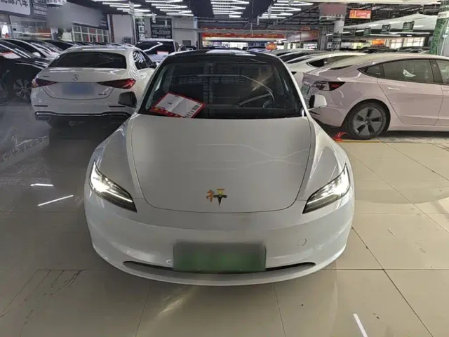 Tesla Model 3 — Фото автомобиля 2