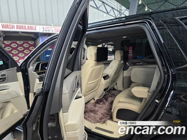 Cadillac Escalade Generation 5 — Фото автомобиля 12