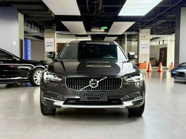 Volvo V90 — Фото автомобиля 2