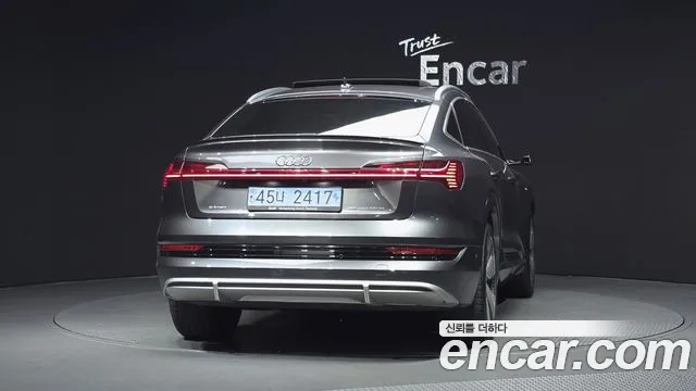Audi e-tron — Фото автомобиля 4