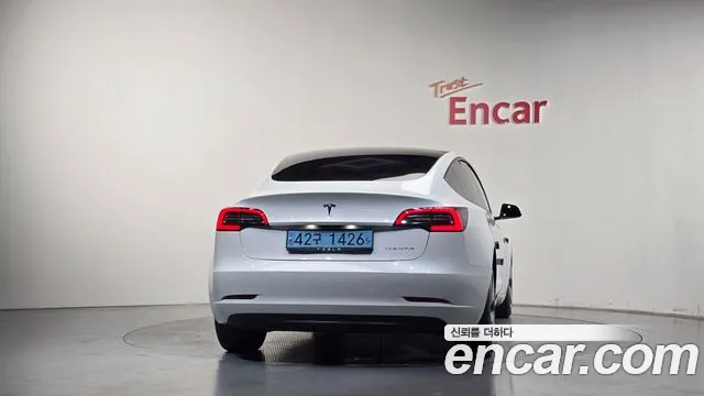 Tesla Model 3 — Фото автомобиля 4