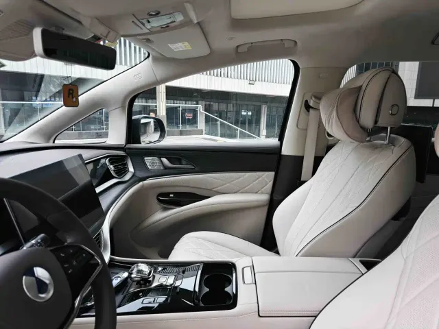Denza Denza D9 2024 DM-i 980 AWD Flagship — Фото автомобиля 15