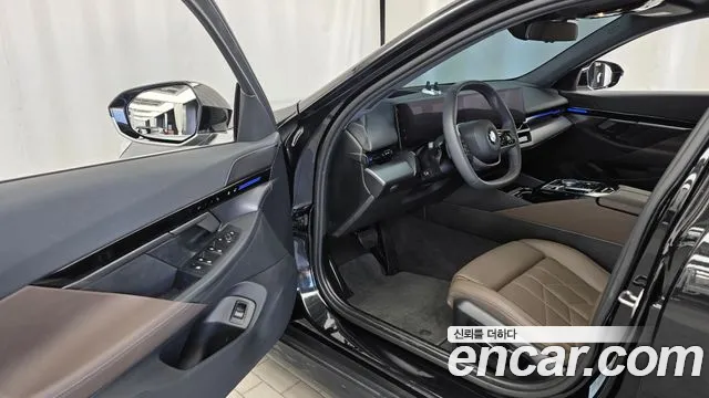 BMW 5 Series G60 — Фото автомобиля 15