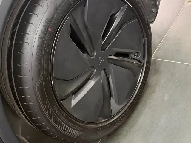 Tesla Model Y — Фото автомобиля 11