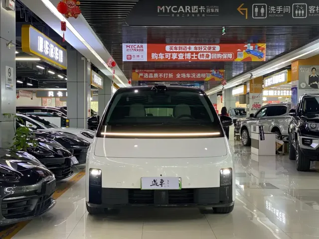 Li Auto MEGA — Фото автомобиля 16