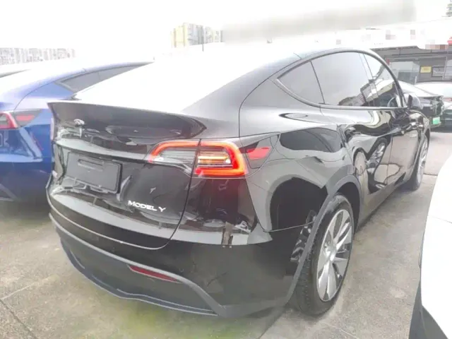 Tesla Model Y — Фото автомобиля 6