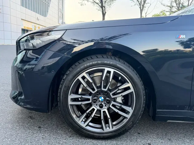 BMW 5 Series — Фото автомобиля 4