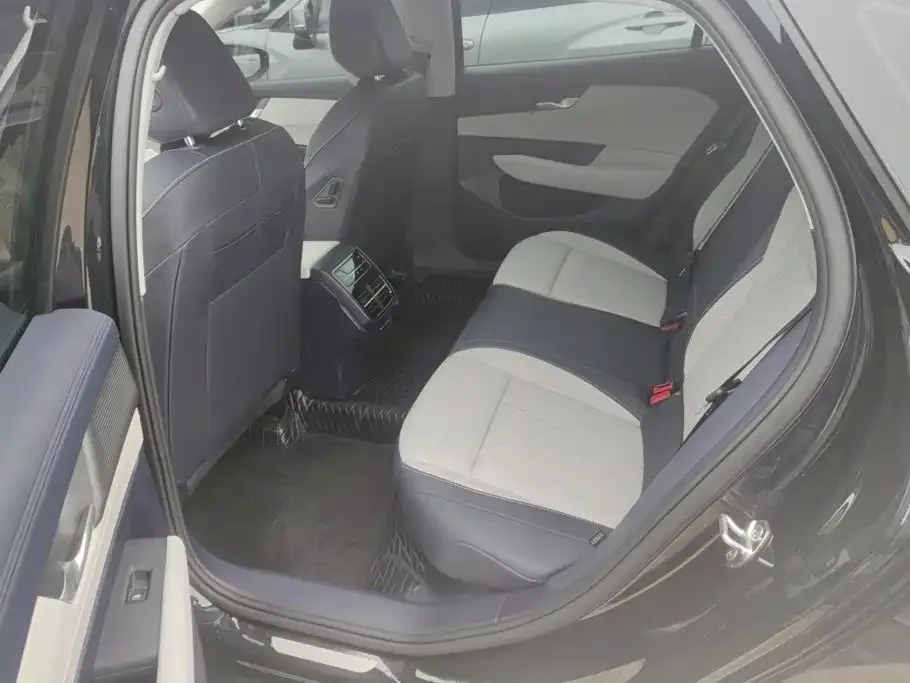 Volkswagen Passat 2025 Pro 380TSI Starlight Dragon Glory Edition — Фото автомобиля 11
