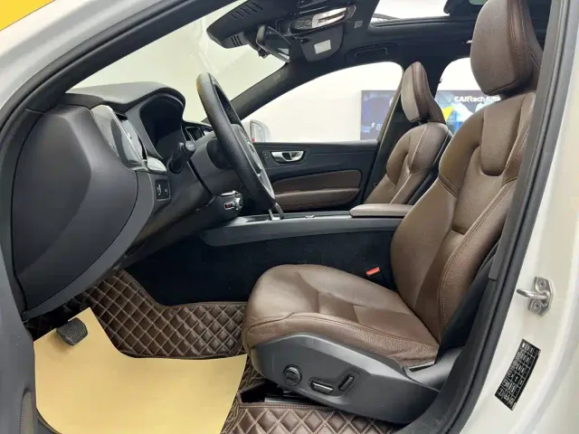 Volvo XC60 — Фото автомобиля 18