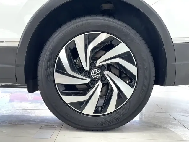 Volkswagen Tiguan L — Фото автомобиля 16