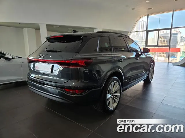 Audi Q6 e-tron — Фото автомобиля 6