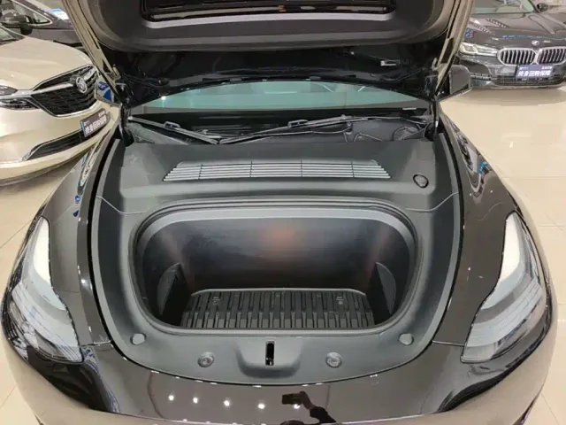 Tesla Model Y — Фото автомобиля 19