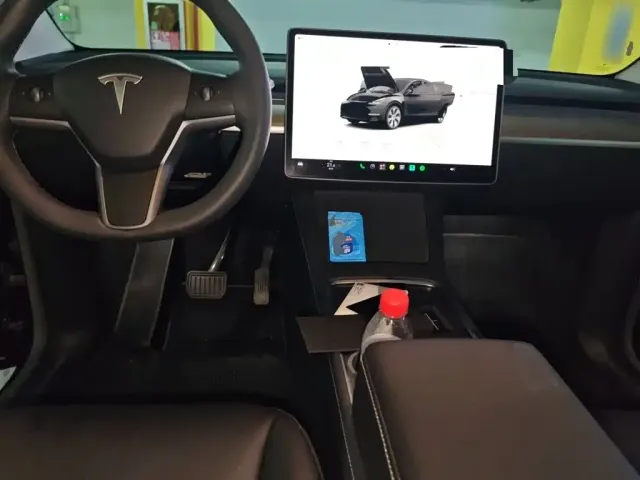 Tesla Model Y — Фото автомобиля 5