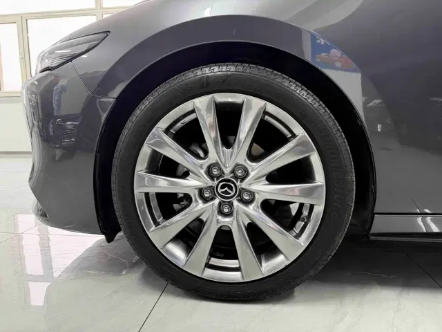 Mazda Axela — Фото автомобиля 12