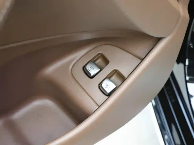 Mercedes-Benz E-Class — Фото автомобиля 12