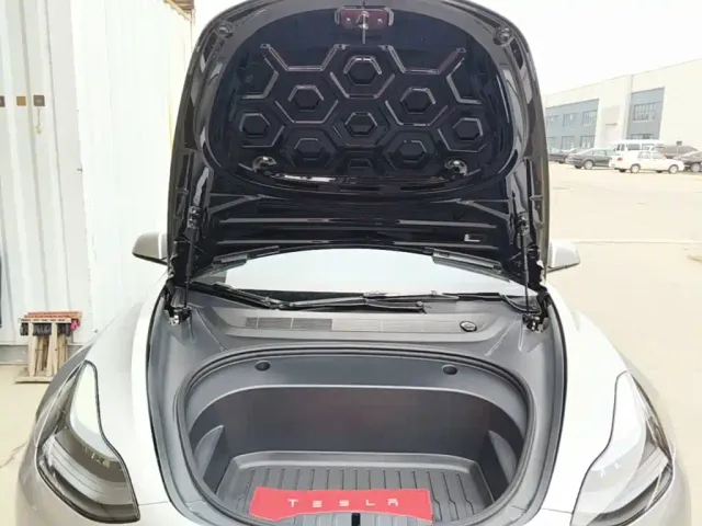 Tesla Model 3 — Фото автомобиля 19