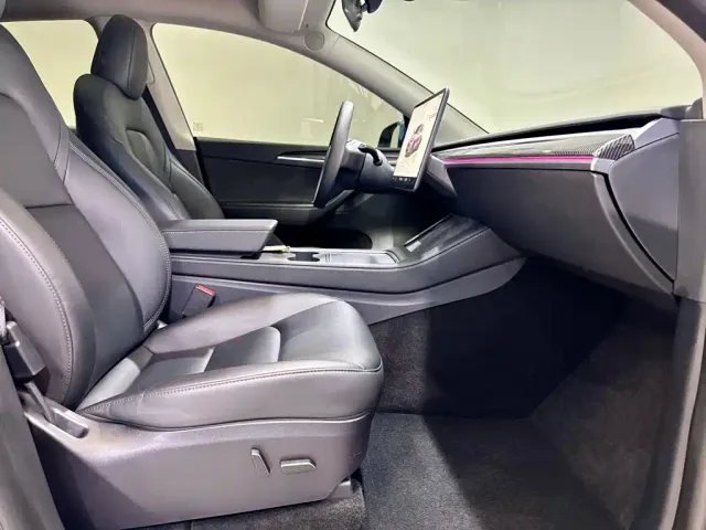 Tesla Model Y — Фото автомобиля 17