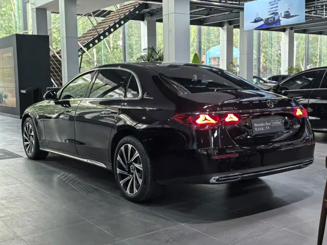 Mercedes-Benz E-Class — Фото автомобиля 6