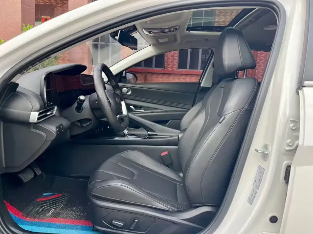 Hyundai Elantra — Фото автомобиля 5